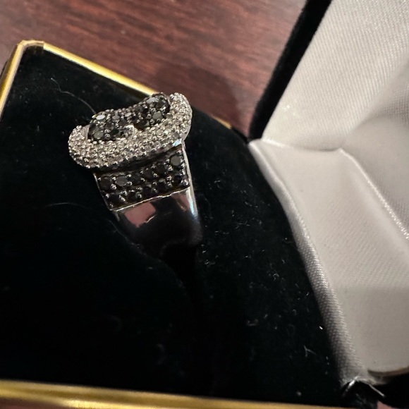 Black and white diamond buckle ring. - Picture 6 of 7